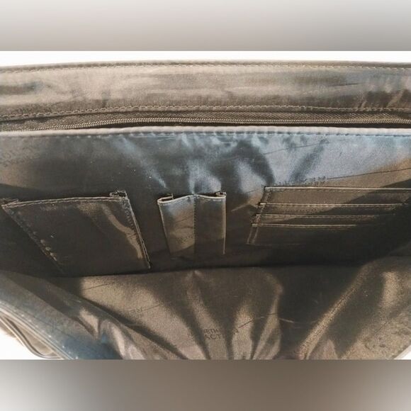 Kenneth Cole Black Messenger Bag with Adjustable Strap and Minimalist Design - Picture 3 of 4